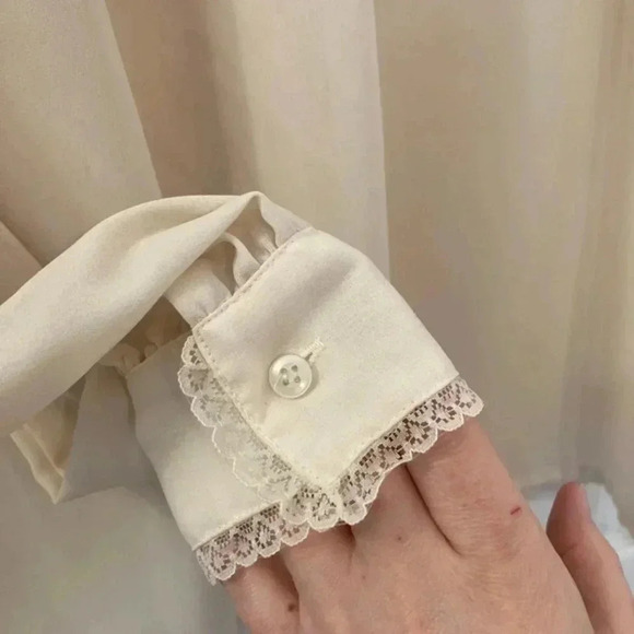 VINTAGE  blouse- Pearl and Lace accents​​ - Picture 6 of 8